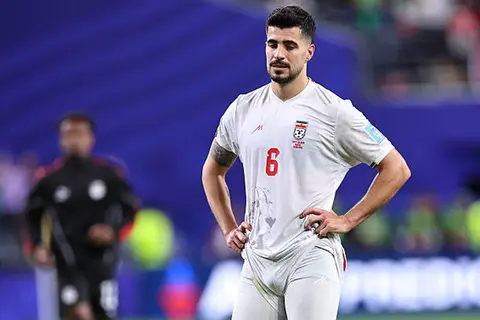 من الفرح إلى خيبة الأمل.. أجواء متقلبة لبعثة منتخب إيران خلال مباراة الجزائر والنمسا (فيديو)